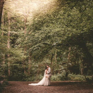 Ein Brautpaar im Wald