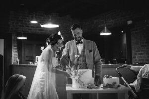 Ein Brautpaar beim Kuchen anschneiden