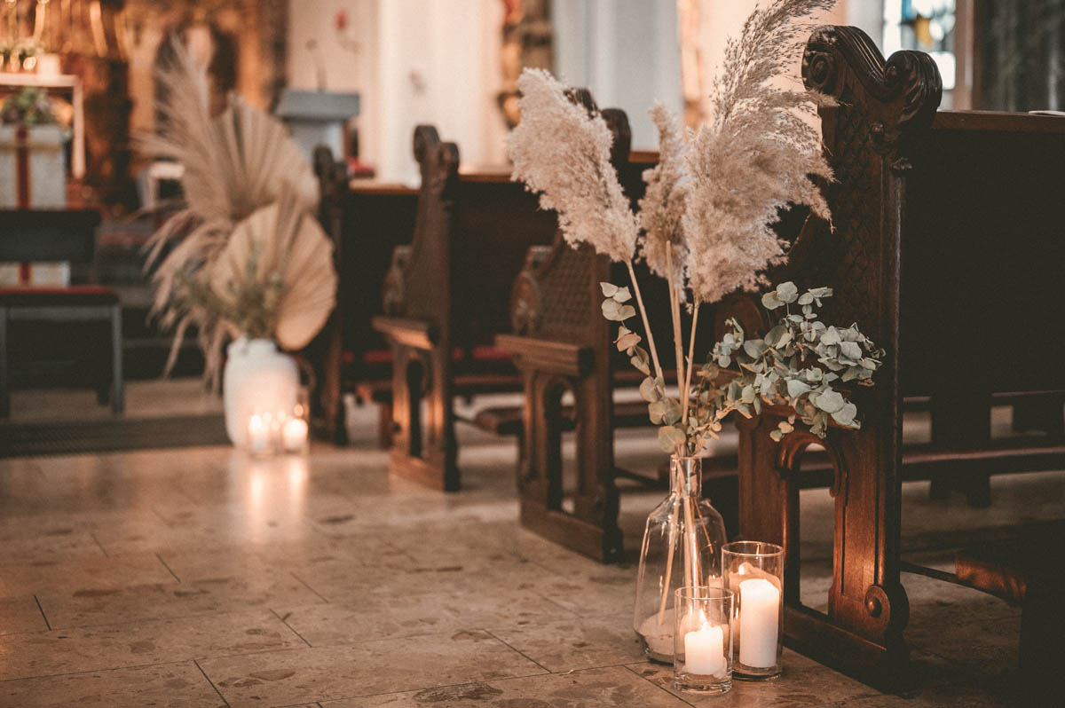 Hochzeitsdeko in einer Kirche