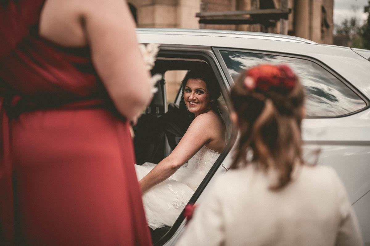 Eine Braut lacht in die Kamera