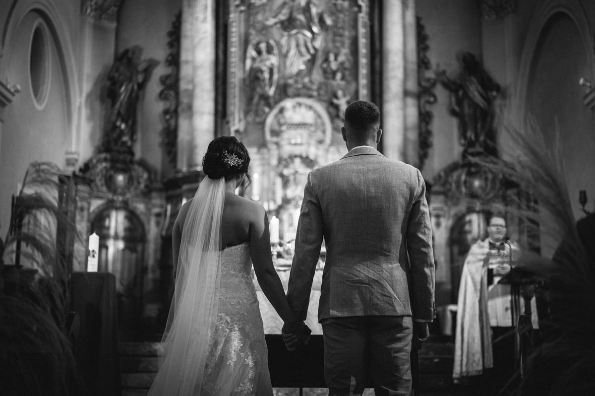 Ein Brautpaar in einer Kirche